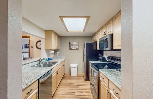 Copper Mountain Village House | Charming condo with a private sunroom, kitchen, & hot tub - walk to lift