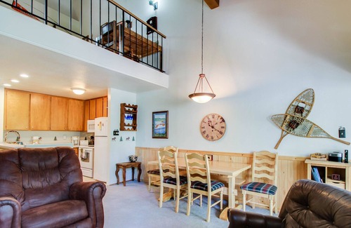 Carnelian Woods Condo | Charming Condo with Shared Pool, Hot Tub, Tennis, & Entertainment