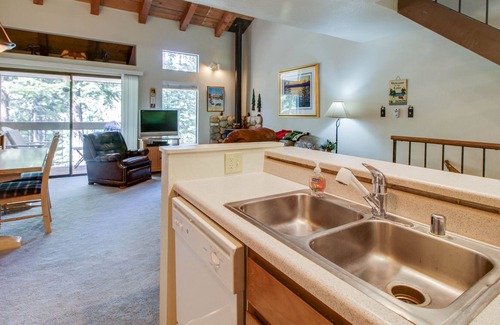 Carnelian Woods Condo | Charming Condo with Shared Pool, Hot Tub, Tennis, & Entertainment
