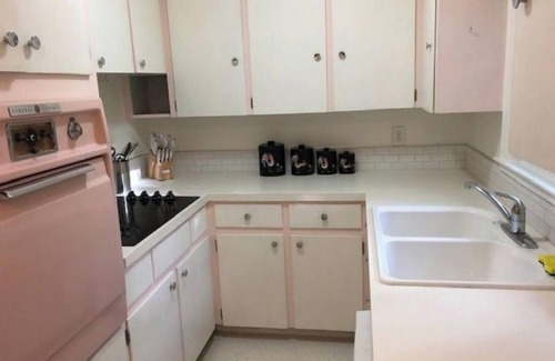 Kenilworth Forest Apartment | Charming Cottage 5 Minutes from Downtown