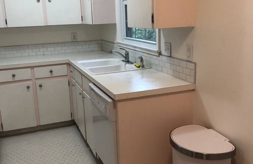 Kenilworth Forest Apartment | Charming Cottage 5 Minutes from Downtown