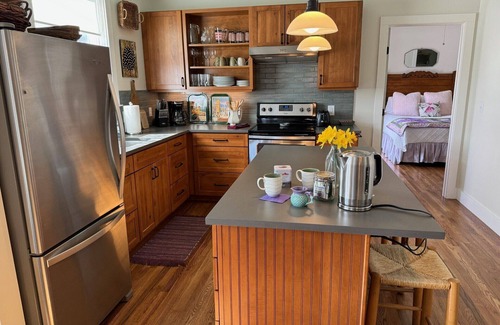 Hot Springs Cottage | Charming Cottage- Away from it all on the river!