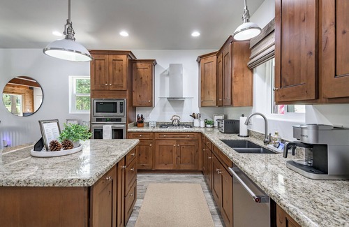 Munds Park Cottage | Charming Cottage-Backs the Nat.Forest with Spa, AC/Heat, Fire Pit and Game Room!