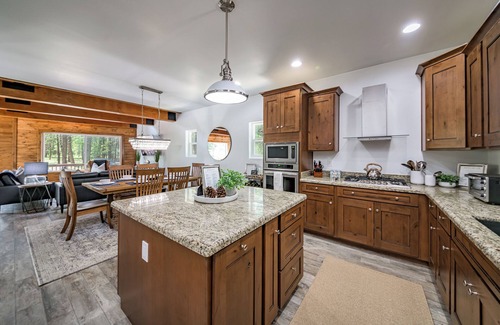Munds Park Cottage | Charming Cottage-Backs the Nat.Forest with Spa, AC/Heat, Fire Pit and Game Room!