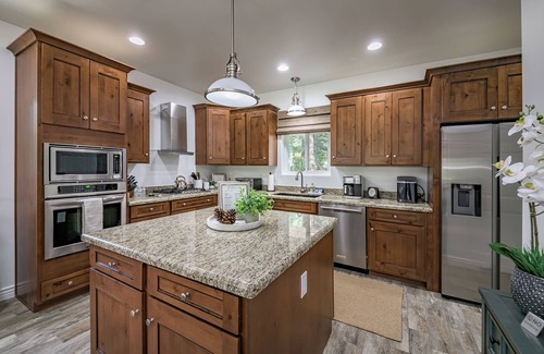 Munds Park Cottage | Charming Cottage-Backs the Nat.Forest with Spa, AC/Heat, Fire Pit and Game Room!