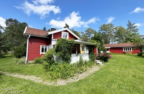 Vanersborg Municipality House | Charming Cottage by Lake Vanern, Frandefors