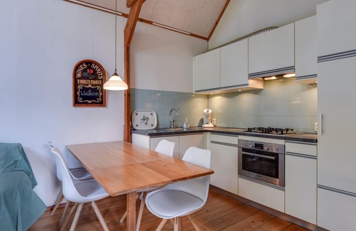 Schoorl Cottage | Charming Cottage “De Kleine Bonte Specht” with Wi-Fi, Terrace & Barbecue