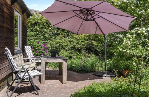 Schoorl Cottage | Charming Cottage “De Kleine Bonte Specht” with Wi-Fi, Terrace & Barbecue