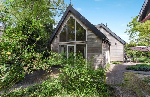 Schoorl Cottage | Charming Cottage “De Kleine Bonte Specht” with Wi-Fi, Terrace & Barbecue