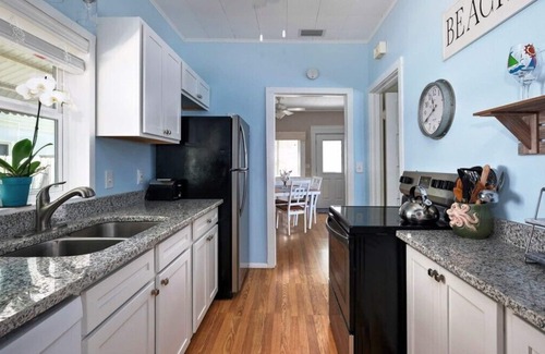 Anna Maria Cottage | Charming Cottage, FREE Wi-Fi & Trolley, Close to Gulf & Bay Beach, Stroll the.