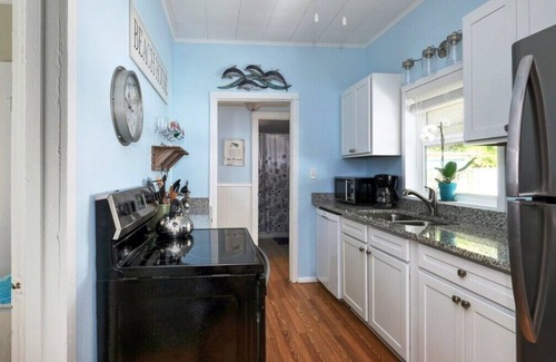 Anna Maria Cottage | Charming Cottage, FREE Wi-Fi & Trolley, Close to Gulf & Bay Beach, Stroll the.