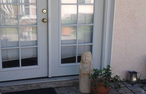 Carmichael Cottage | Charming cottage in delightful Fair Oaks with WiFi and AC and heat.nn