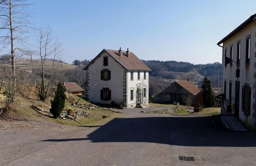 La Montagne Cottage | Charming cottage in La Montagne with fireplace, pets allowed