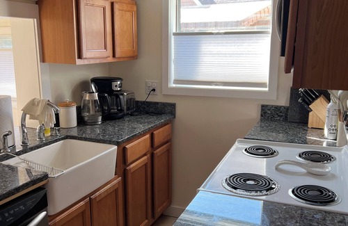 Stony Creek Cottage | Charming cottage in peaceful Stony Creek, walk to shoreline & park