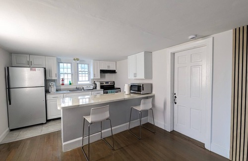 Hyannis House | Charming cottage in Hyannis walk to downtown, beach, Harbor, pet friendly fence