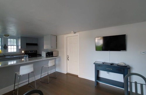 Hyannis House | Charming cottage in Hyannis walk to downtown, beach, Harbor, pet friendly fence