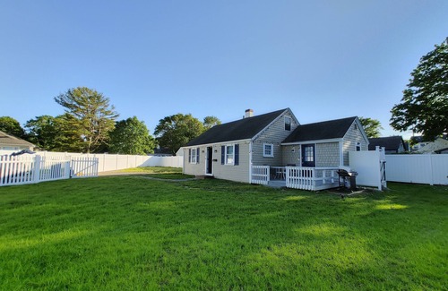 Hyannis House | Charming cottage in Hyannis walk to downtown, beach, Harbor, pet friendly fence