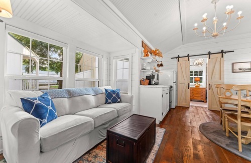 Blue Eye Cabin | Charming Cottage Near Branson | Babbling Creek & Covered Porch