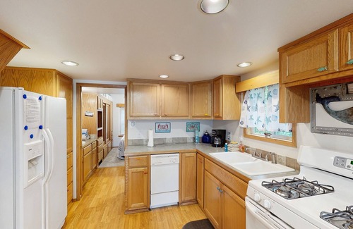 Brookings Cabin | Charming cottage near Whaleshead Beach, 4-person private hot tub, deck, & grill