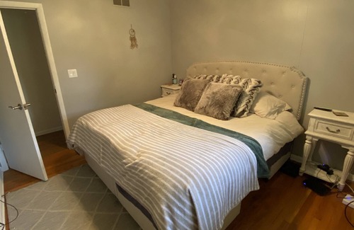 Hartford House | Charming cottage near Big Cedar Lake-Upper Level