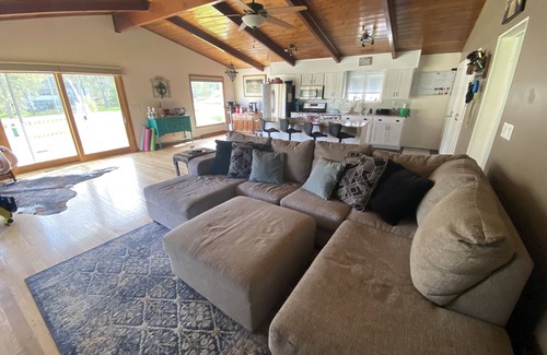 Hartford House | Charming cottage near Big Cedar Lake-Upper Level