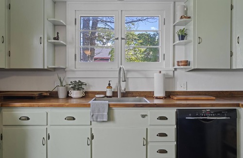 Bay View House | Charming Cottage Near Lake Michigan – Walk to Dining, Shops & Bike Trails!