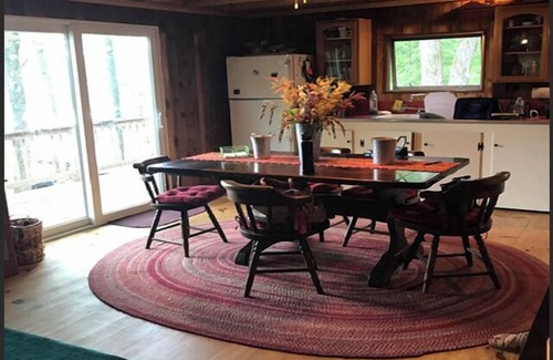 Raymond House | Charming Cottage on Quiet and Scenic Raymond Pond