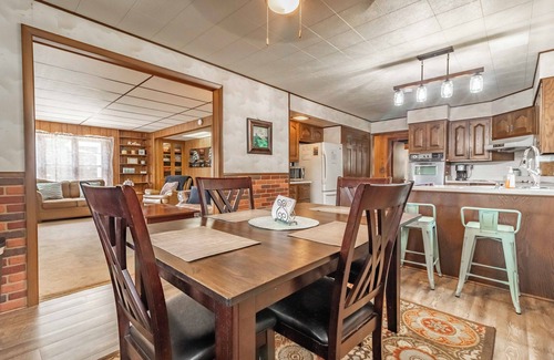 Friendship Cottage | CHARMING COTTAGE ON ROCHE-A-CRI LAKE WITH PRIVATE PIER AND BEACH - PET FRIENDLY