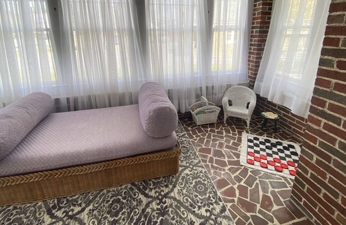 Red Bank House | Charming Cottage, Red Bank TN