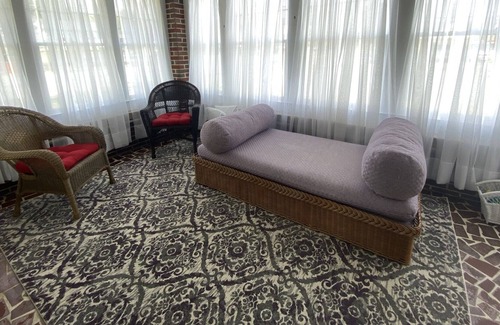 Red Bank House | Charming Cottage, Red Bank TN
