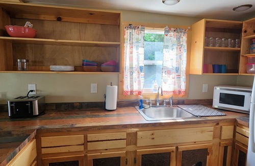 Kalkaska Cottage | Charming Cottage Retreat - Your Home Away from Home!