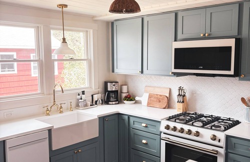 Pine Point Cottage | Charming Cottage Steps Away From Pine Point Beach