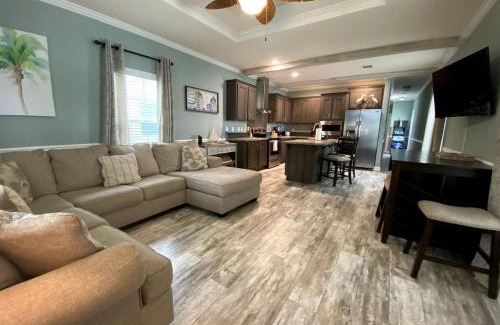 Dunnellon House | Charming Cottage Surrounded by Trees in Dunnellon, Florida