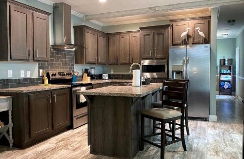 Dunnellon House | Charming Cottage Surrounded by Trees in Dunnellon, Florida