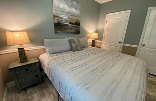 Dunnellon House | Charming Cottage Surrounded by Trees in Dunnellon, Florida