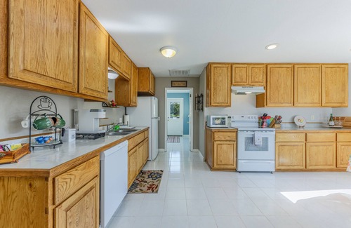 Medford Cottage | Charming Cottage near historic Jacksonville. Wi-Fi, fenced pet area.
