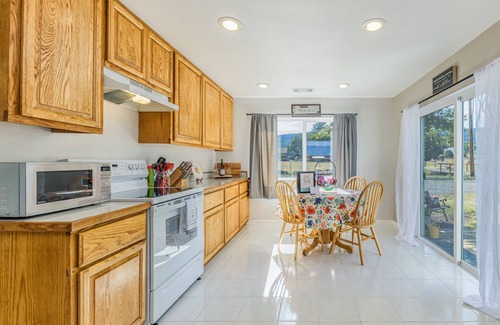 Medford Cottage | Charming Cottage near historic Jacksonville. Wi-Fi, fenced pet area.
