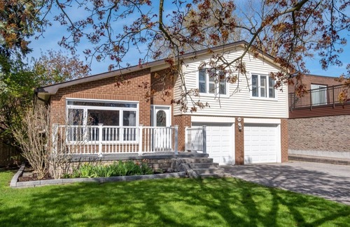Pickering House | Charming Cottage Vibes in Pickering, Steps from the Mall & GO Train