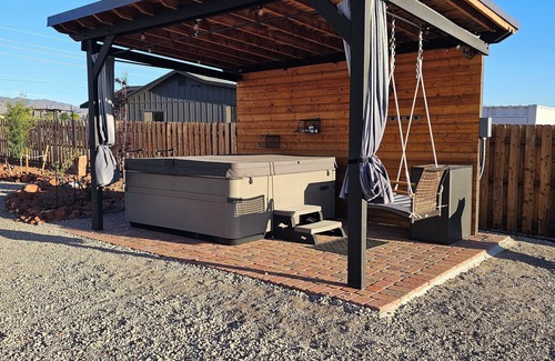Cottonwood Cottage | Charming cottage with pool, spa, WiFi and AC in enchanting Cottonwood