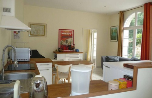 Cognac Cottage | Charming Cottage with Private Gardens, Baby Gear, Near Cognac