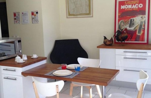 Cognac Cottage | Charming Cottage with Private Gardens, Baby Gear, Near Cognac