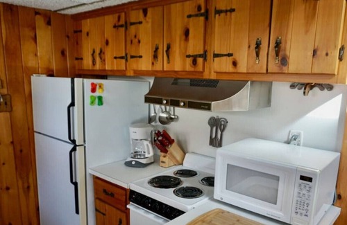 Ocean Point House | Charming Cottage with Spacious Deck & Sunroom on Ocean Point