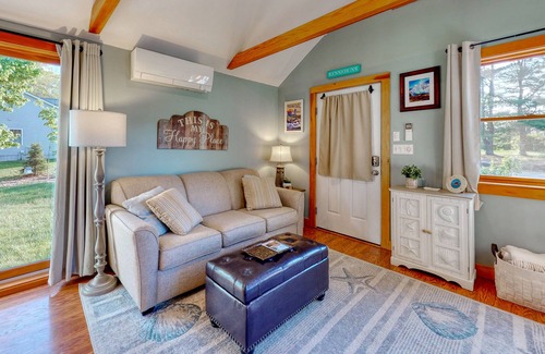 Kennebunk Cottage | Charming cottage with a fully-equipped kitchen, washer/dryer, WiFi & streaming