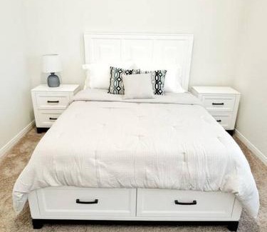 New Braunfels House | Charming Cottage - Yellow Haus near Gruene
