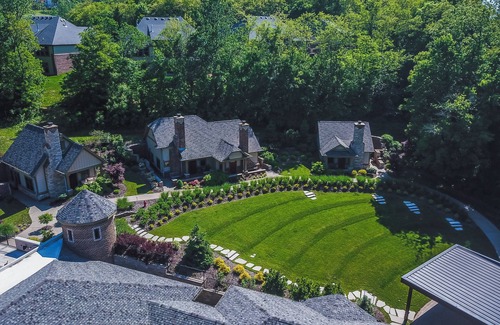 Saint Albans Cottage | Charming cottages located at wedding venue in St Albans Missouri