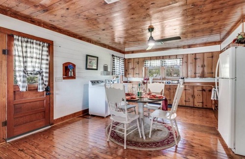 Sunset House | Charming Country Retreat