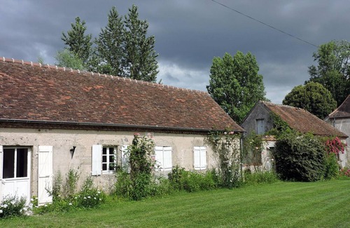 Trateau Cottage | Charming Countryside Cottage with Private Garden, Near Château and Fishing Ponds, Pet Friendly