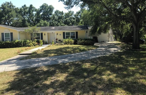 Tampa House | Charming Countryside Lakehouse 3-bedroom house in Tampa with WiFi, AC
