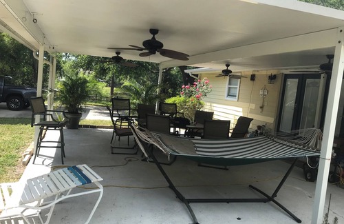 Tampa House | Charming Countryside Lakehouse 3-bedroom house in Tampa with WiFi, AC