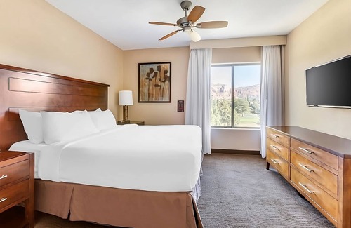 Oak Creek Hotel | Charming Couple Retreat w/Kitchen & Balcony | Hotel w/Scenic Red Rocks Views